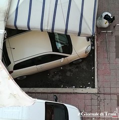 Mercato di Trani, chi non rimuove l'auto se la ritrova «in esposizione»