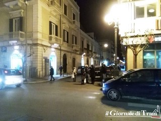Scippa telefonino nel centro di Trani, passanti quasi lo bloccano e lui fugge lasciandolo lì. Carabinieri e Polizia sulle sue tracce