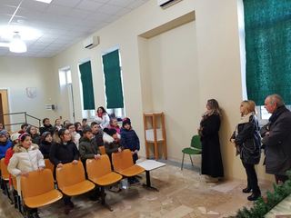 Natale a Trani, alla Croce bianca scambio di auguri con i bambini della Petronelli