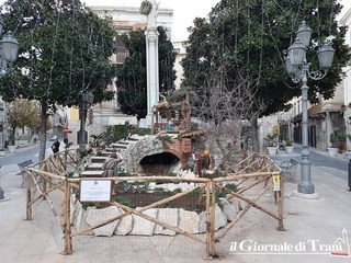 Signore e signori, ecco il presepe di Trani 2017-2018. La vasca, per la prima volta, ne è parte integrante. All'interno, un masso che sembra una borsa