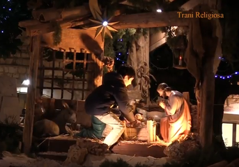 Trani religiosa, un bambino depone il Bambino. La città canta e prega intorno al «suo» presepe