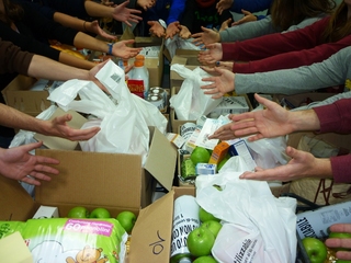 Natale solidale, il Comune di Trani dona alimenti a famiglie bisognose