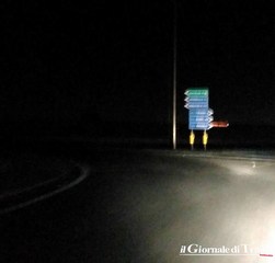 Trani-Andria, rotatoria d'ingresso da tempo al buio. E, stanotte, c'è scappato il primo incidente