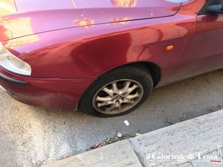 Trani, «strage» di gomme tagliate in via Malcangi: almeno dieci auto «a terra» per mano di ignoti teppisti