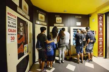 Alcolici vietati di notte, un gestore di «h24» impugna il regolamento al Tar: il Comune di Trani resiste in giudizio