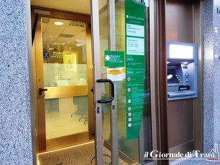 Trani, tentano il «botto» di Capodanno, ma il colpo resta in canna: furto con scasso fallito al Banco di Napoli di piazza Albanese