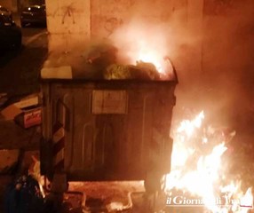 Capodanno 2018 a Trani, oltre il rumore dei botti anche le fiamme: piromani contro cassonetti della spazzatura