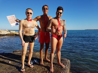 Capodanno 2018 a Trani, gli irriducibili del bagno invernale si ripresentano a Colonna «conciati per le feste»