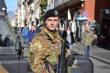 Fa volare un drone sul Colosseo: fermato dai militari di Trani