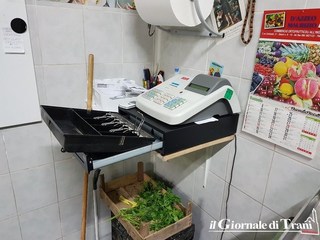 Trani, quando i ladri sono veramente alla frutta: devastata attività per soli 2 euro. Ma ieri, di fronte, era andata loro meglio