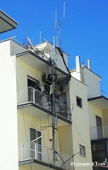 Vento forte a Trani, antenna si spezza e pende nel vuoto in pieno centro