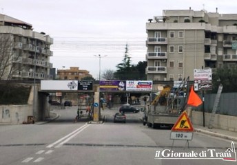 I ponti ferroviari di Trani diventano mega bacheche pubblicitarie: tutto regolare, è una gara nazionale di Rfi