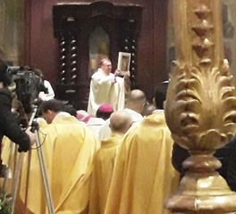 FOTO. Mons. Leuzzi è ufficialmente vescovo di Teramo-Atri. All'ingresso in diocesi presente una delegazione di Trani, sua città natale