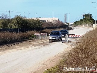 Via Duchessa d'Andria, non iniziano i lavori e trionfa l'anarchia: rimosse le transenne e tutti passano. La strada, adesso, è davvero una groviera