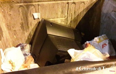Trani e gli incivili dei rifiuti: in piazza Cittadella, nel cassonetto, ci finisce anche il televisore