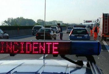 Urta autocarro e finisce fuori strada fra Trani nord e Boccadoro: auto distrutta e lui se la cava con una distorsione alla caviglia