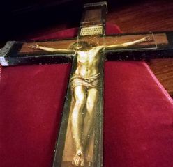 Il bacio ad un Crocifisso di quattro secoli fa:  l'ingresso a Trani dell'arcivescovo fra arte, storia e tradizione