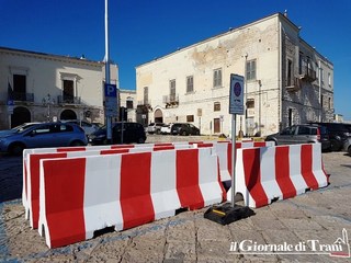 Monsignor D’Ascenzo a Trani, in piazza Duomo arrivano anche due bagni chimici