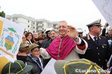 L'arcivescovo, oggi, in visita al carcere di Trani. Riviviamone l'ingresso nelle foto di Luciano Zitoli
