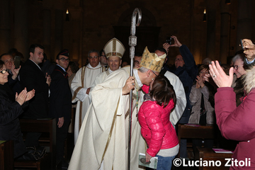VIDEO. Trani ed il nuovo vescovo, un affetto 2.0: «Strette di mano con foto? Oggi funziona così, ma il calore di questa gente va ben oltre le mie previsioni»