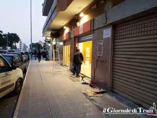 Trani, furto con scasso in un negozio di telefonia:  in azione cinque malviventi, bottino superiore ai 5mila euro