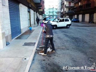Trani, in via Verga le strade sono sporche e si ricorre al “fai da te”