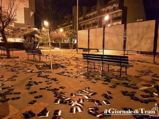 Trani, imballaggi abbandonati e qualcuno ne approfitta: carnevalata di pessimo gusto in piazza Albanese