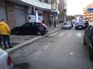 Trani, finisce in una buca alla curva di via Falcone e perde il controllo dell'auto schiantandosi contro un muro: solo qualche ferita