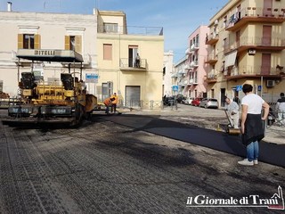 Trani, via alla bitumazione in piazza D'Agostino. Spunta anche un'isola spartitraffico e si sposta un palo per l'accesso delle carrozzine