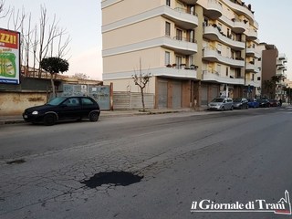 Trani, colmata a tempo di record la buca che potrebbe avere causato l'incidente di via Falcone. Inspiegabile, però, l'averla ignorata fino a quel momento