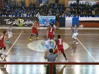 Barletta sbanca Trani e la Fortitudo rischia di arrivare terza, dopo essere stata sempre prima. Juve ko a Bari, sarà playout