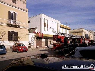 Trani, il «film» delle guardie giurate si trasferisce sul cinema chiuso: oggi, protesta sul balcone del Bellini