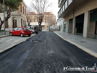 Lavori in piazza D'Agostino, l'asfalto va oltre: bitumato, dopo decenni, l'ingresso del Liceo classico di Trani