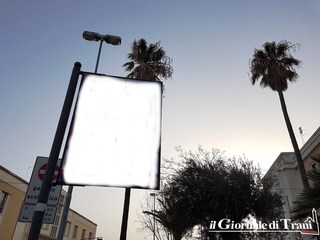 Piazza D'Agostino, si «asfalta» anche la pubblicità abusiva: arriva la rimozione degli impianti non autorizzati