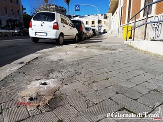 Trani, piazza D'Agostino: rimossi gli impianti pubblicitari abusivi. In corso gli interventi sui marciapiedi