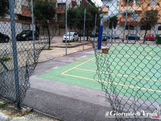 Abbandonato e in stato precario: il Comune di Trani revoca alla Eurocoop multiservice l’affidamento del campetto di via Gisotti