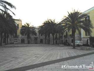 Trani, lite degenera in accoltellamento: ferito 40enne in piazza Teatro. Ricerche in corso del responsabile