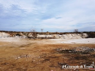 Cava fumante, le proprietarie impugnano al Tar l'ordinanza del sindaco di Trani: «È competente la Provincia ed i lavori deve pagarli chi ha inquinato»