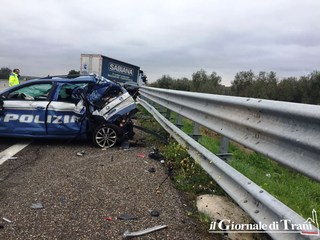 Autostrada Molfetta-Trani, tir travolge auto della Polizia: tre feriti