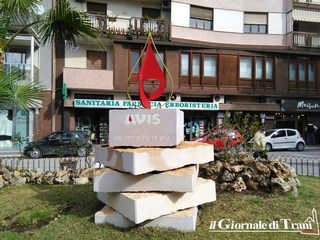 Annunciata quattro mesi fa, eccola finalmente nel centro di Trani: è la «Fontana dell'amore» di Avis