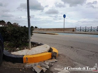 «Cosi teneri che si tagliano con un grissino»: Trani, cordoli e rotatorie a pezzi al primo urto