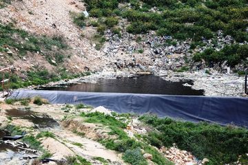 Acqua e percolato in fondo alla discarica di Trani: immagini e accuse fanno il giro del web. Bottaro va sul posto, documenta, smentisce e annuncia querele