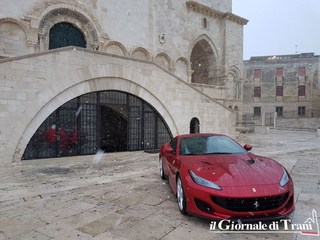 La neve non ferma la Ferrari, in mostra davanti alla cattedrale di Trani