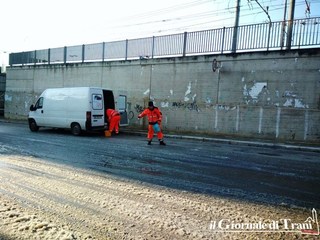 Trani sotto zero, sale per chi sale in via Torrente antico. Piazza XX Settembre, l'acqua sparata fuori della vasca diventa ghiaccio