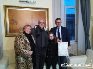 Ilaria, un esempio per tutti: il sindaco di Trani consegna alla medaglia d’oro Lenzu una civica benemerenza