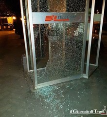 Numero sbagliato: Trani, fra obsolescenza e noia distrutta la cabina telefonica di piazza della Repubblica