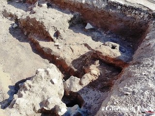 Trani, la storia sotto i piedi: a Colonna ritrovati anche un vaso e un'ascia delle età di bronzo e ferro. Oggi riprendono gli scavi