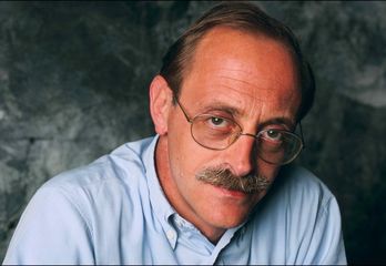 «Librerie in fiore»: oggi, alla Biblioteca di Babele di Trani, si saluta la primavera con un incontro su Antonio Tabucchi