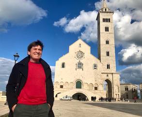 AGGIORNATO. Morandi, che memoria: si fa fotografare a Trani nel punto esatto in cui cantò, trent'anni fa, con Dalla e gli Stadio