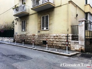 Paletti in via Pola, la Uildm plaude alla scelta del Comune di Trani: «Viva i marciapiedi liberi!»